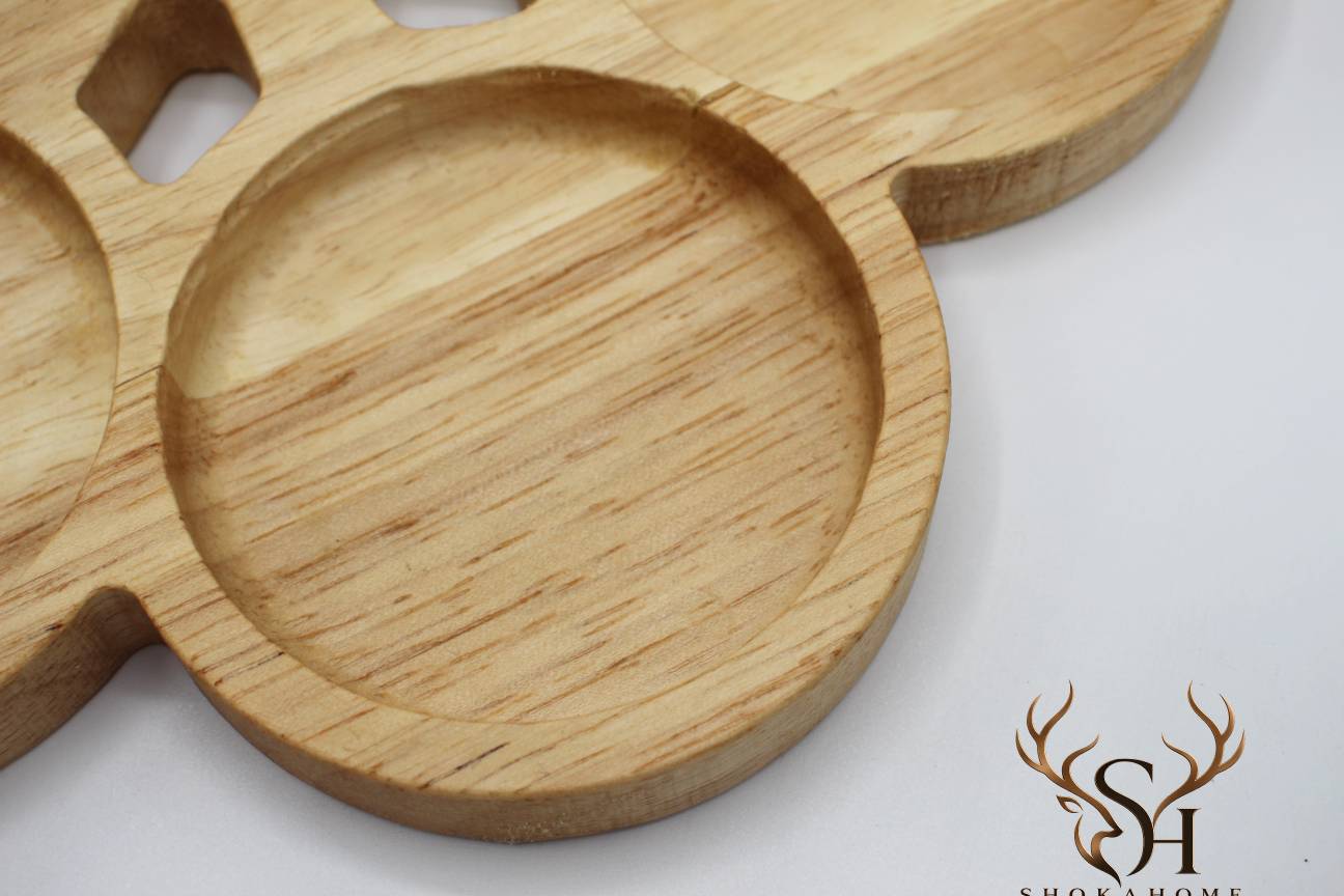 اردوخوری چوبی طرح گل شوکا در چیدمان میز پذیرایی با شکلات و شیرینی متنوع